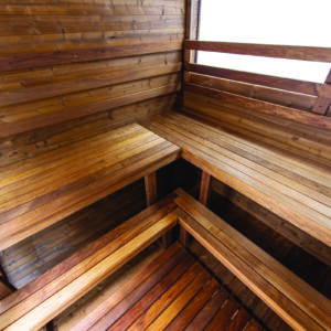 Sauna Bänke der Hekla Cube Sauna Nahansicht Whirlpool Südbaden