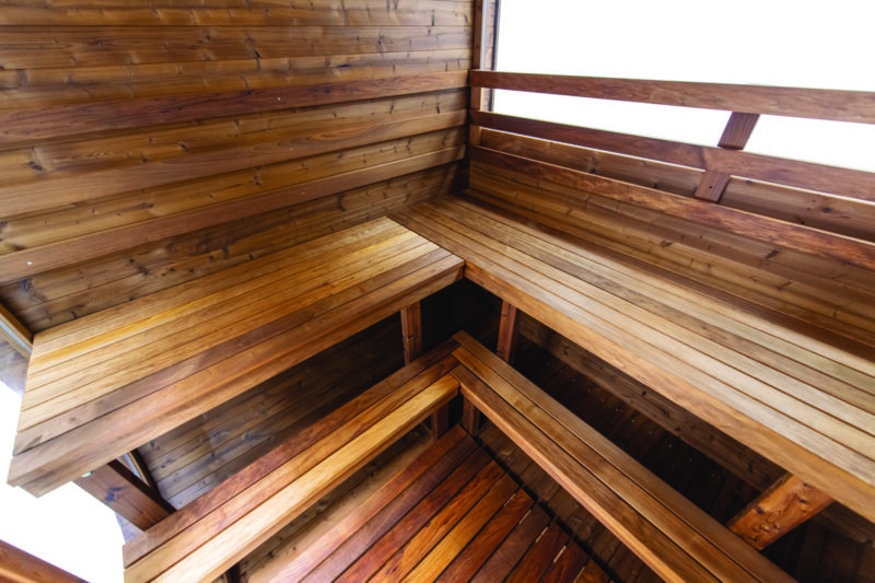 Sauna Bänke der Hekla Cube Sauna Nahansicht Whirlpool Südbaden